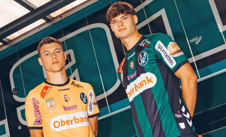 Lukas Malicsek und Fabian Rossdorfer mit den neuen SVR-Trikots (Foto: SVR/Stüber)