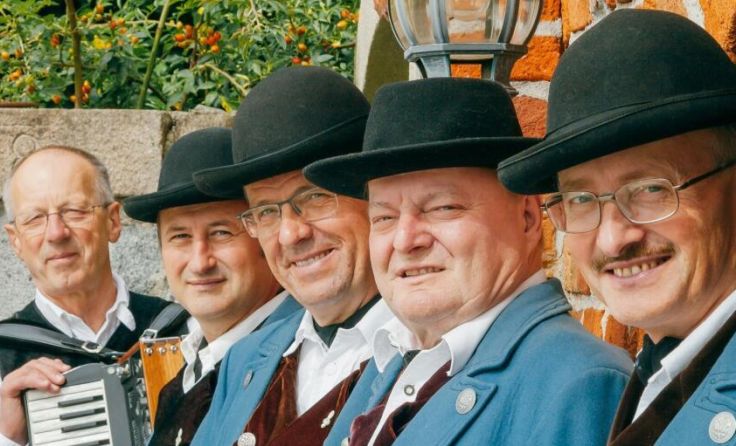 Krammerer Sänger musizieren im Stiftshof. (Foto: Krammerer Sänger)