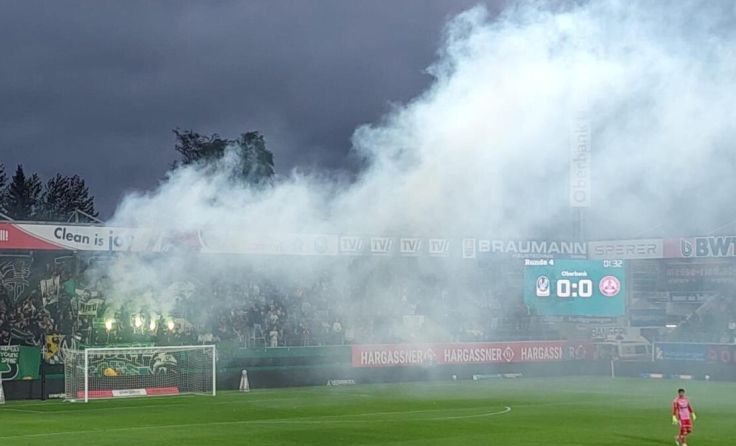 Eine kleine Pyro-Show der SVR-Fans zu Beginn des Spiels (Foto: Horn)