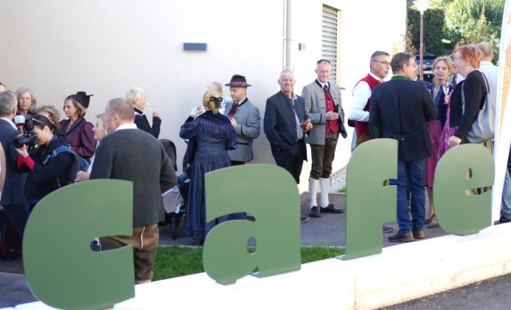 Großer Andrang bei der Eröffnung des Cafés (Foto: Verein Hof-Markt)