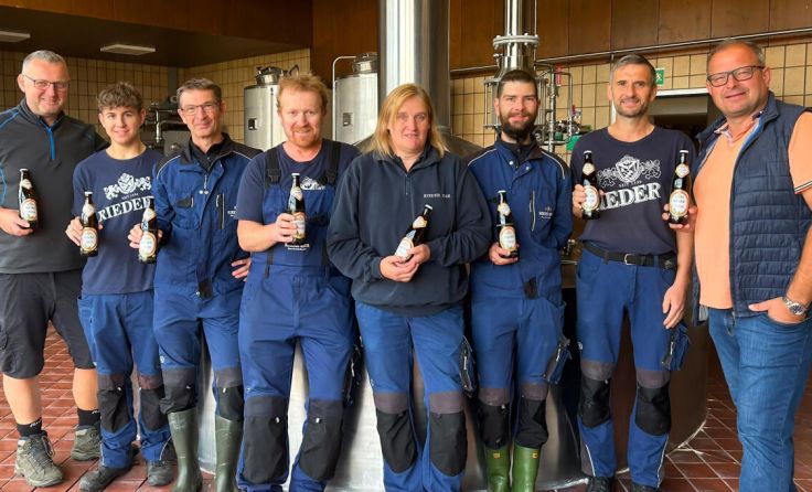 GF Braumeister Josef Niklas (r.) mit dem Brauer-Team (Foto: Brauerei Ried)