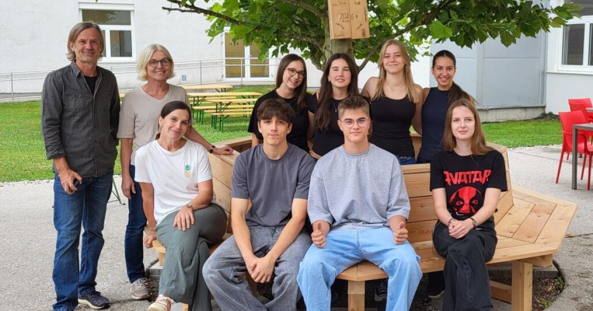 Neue Baumbank am Gymnasium Ried lädt Schüler zum Verweilen ein