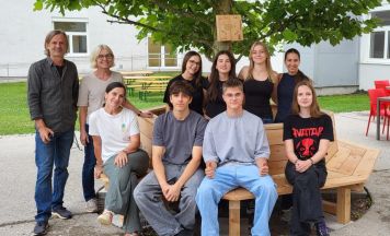 Neue Baumbank am Gymnasium Ried lädt Schüler zum Verweilen ein