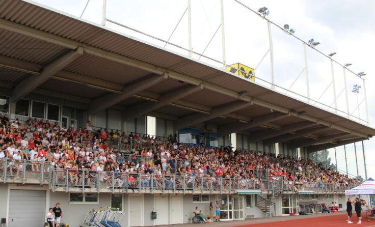 Die alte Flutlichtanlage im Klaus-Roitinger-Stadion wird noch in diesem Jahr saniert. (Foto: Horn)