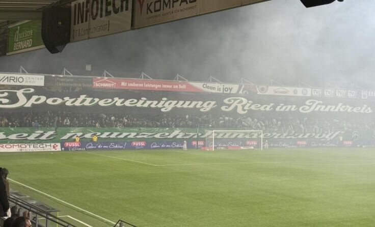 Die Rieder „West“ eröffnete das Spiel mit einer sehenswerten Choreo. (Foto: Horn)