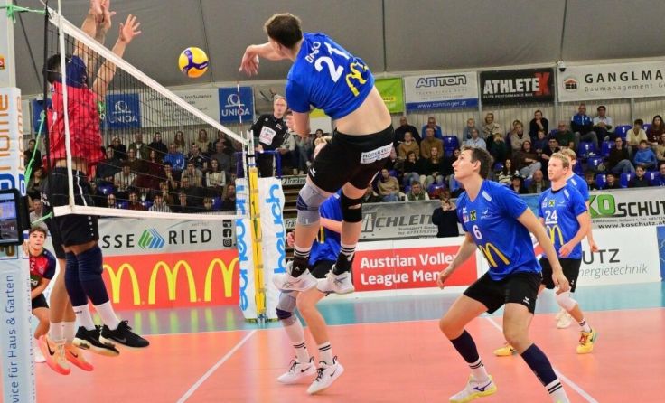 Außenangreifer Eduardo Wurster hämmert den Ball ins Feld der Kärntner. (Foto: Heidi Wakolbinger)