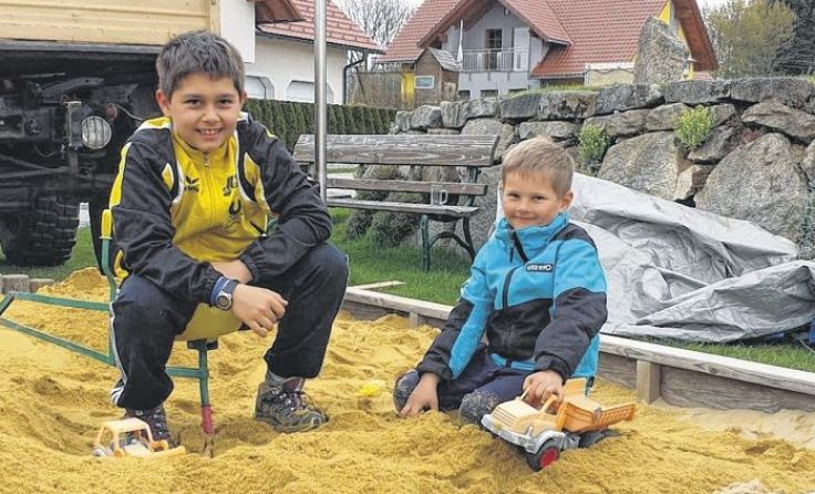 Fabian und Felix waren stolz auf den großen Haufen Sand in der Sandkiste.