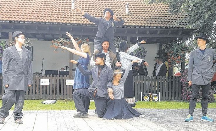 Eine zweisprachige Performance wird gemeinsam erarbeitet. Foto: kün