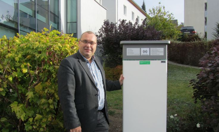 Bürgermeister Herbert Brandstötter bei der neuen E-Tankstelle 
