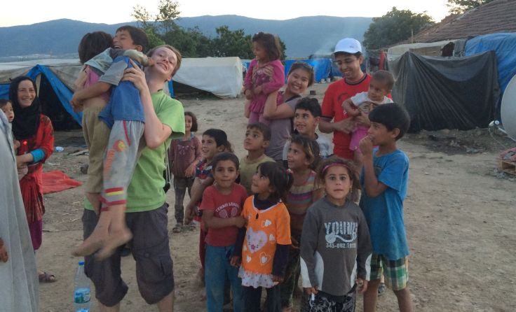 Die Flüchtlinge, besonders Kinder, freuen sich sehr über die Besucher der Helfer. Foto: Hollinetz