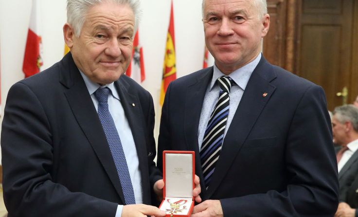 Josef Pühringer (l.) ehrte Mathias Kreischer. Foto: Land OÖ/Kraml