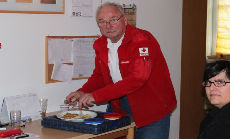 Rotkreuz-Urgestein Franz Riegler macht seine Arbeit bei Essen auf Rädern Spaß.
