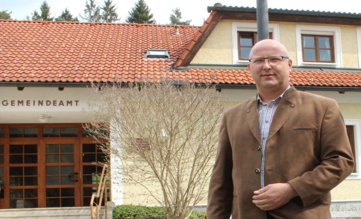Bgm. Pagitsch freut sich über das Abstimmungsergebnis im Gemeinderat. Foto: Fellhofer