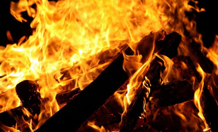 Am Lagerfeuer startet der kulinarsche Abend im Bergergut. Foto: Weihbold