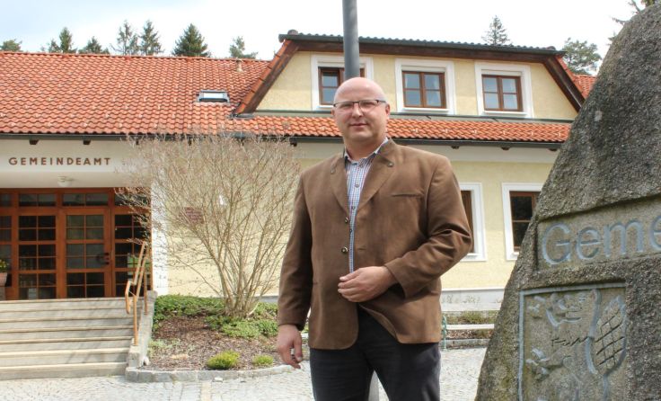 Peter Pagitsch vor dem Amtsgebäude, das einer sinnvollen Nachnutzung zutgeführt wird.