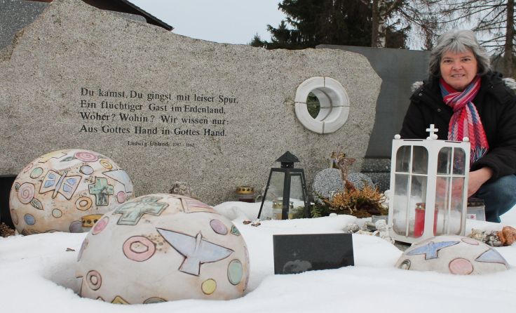 Elfriede Geretschläger pflegt das Sternenkindergrab am Friedhof von Rohrbach-Berg. Foto: Hanner