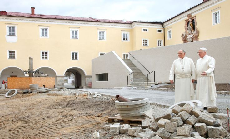 Im Stiftshof wird noch emsig gebaut.