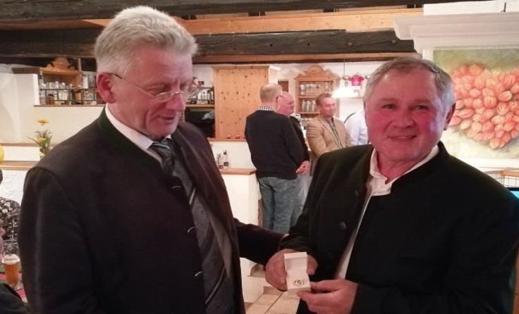 Bgm. Josef Hintenberger (l.) überreichte an Josef Stumptner den Ehrenring.