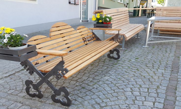 Vorne das Sieger-Bankerl der Feuerwehr, hinten jenes von Musik und Sportlern