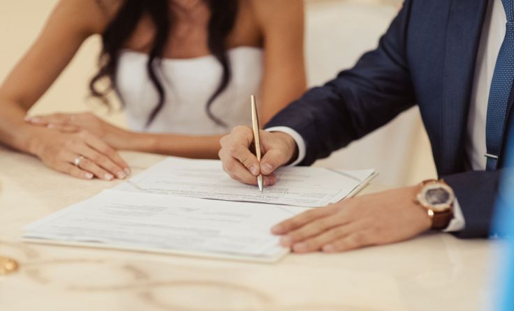 Trauungen sollen weiterhin vor Ort möglich sein. Foto: ViDi Studio/Shutterstock.com