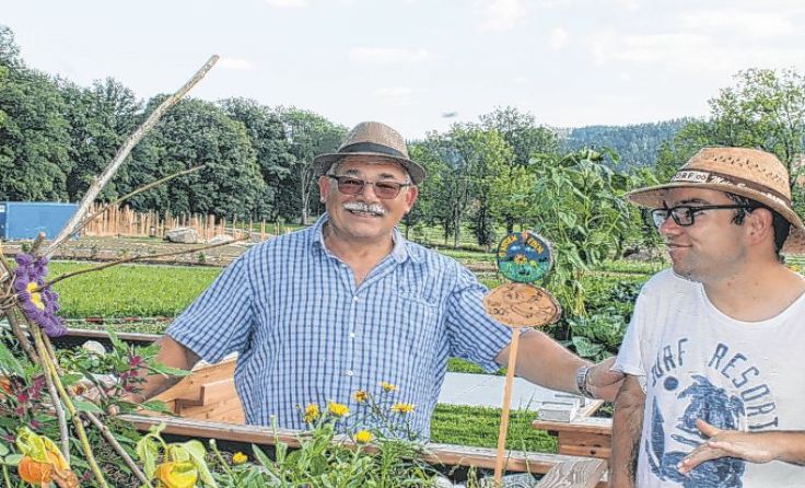 Fabian Resch (rechts) bei seinem Beet. Foto: Amelie Hartl