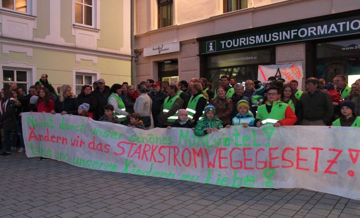 Mit einer „Mahnwache“ machten Freileitungsgegner schon im Vorfeld aufmerksam. Foto: Fellhofer