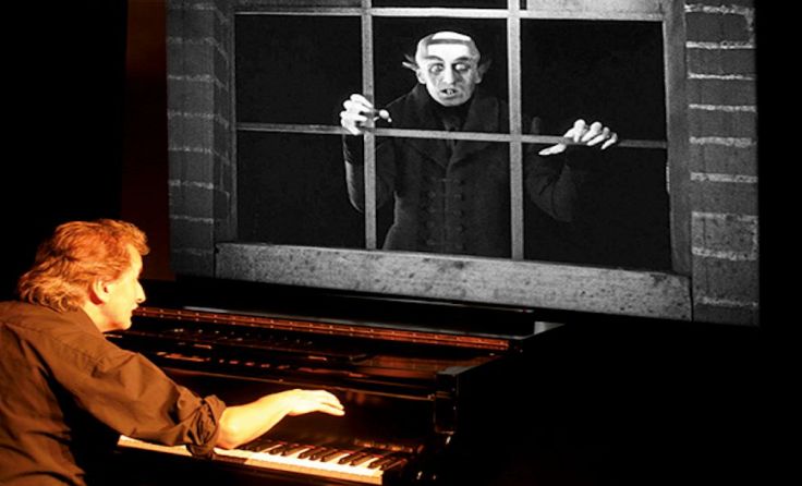 Gerhard Gruber spielt live am Klavier zum Stummfilm „Nosferatu“ aus 1922.