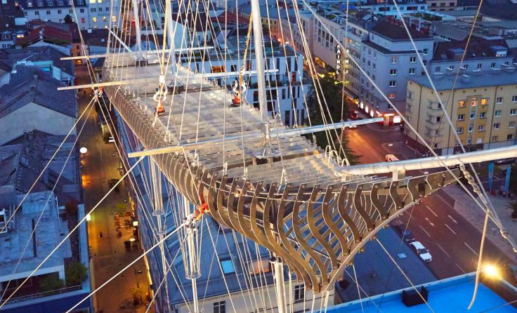 Das Schiff schwebt über den Dächern von Linz. Foto: Timar Gergely