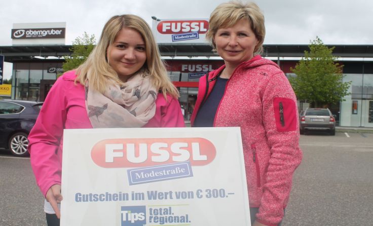 Tips-Redakteurin Sevim Demir (l.) überraschte Ingrid Fischer beim Einkaufen. Foto: Hanner