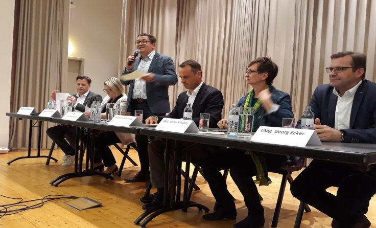 Diskussionsrunde in der AK Rohrbach mit Moderator Heinz Niederleitner (stehend). Foto: Hanner