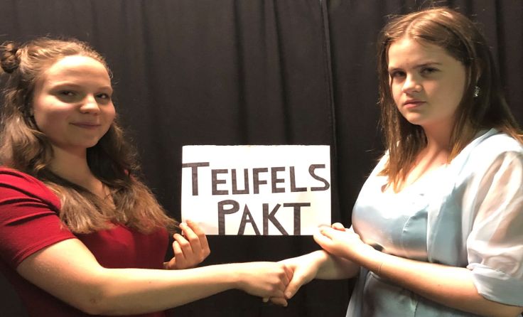 Laura Birklbauer und Franziska Wurm besiegeln den Teufelspakt. Foto: Erich Schwarz