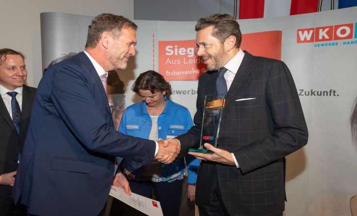 Johannes Artmayr (l.) bei der Preisverleihung durch Harald Mahrer. Foto: Weinwurm/Beni Mooslechner