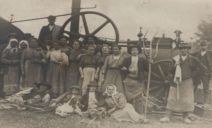 Maschinendreschen in den 1920er-Jahren in der Ortschaft Stratberg. Foto: Mayrhofer