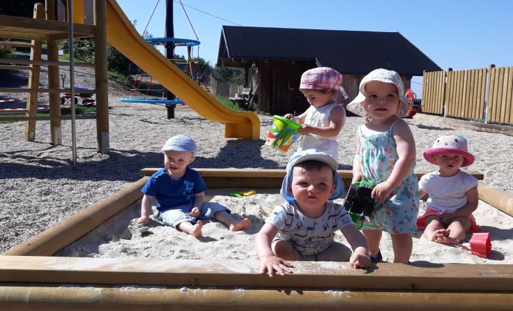 Die kleinsten Steffinger nutzen den neuen Spielplatz schon ausgiebig. Foto: Hanner