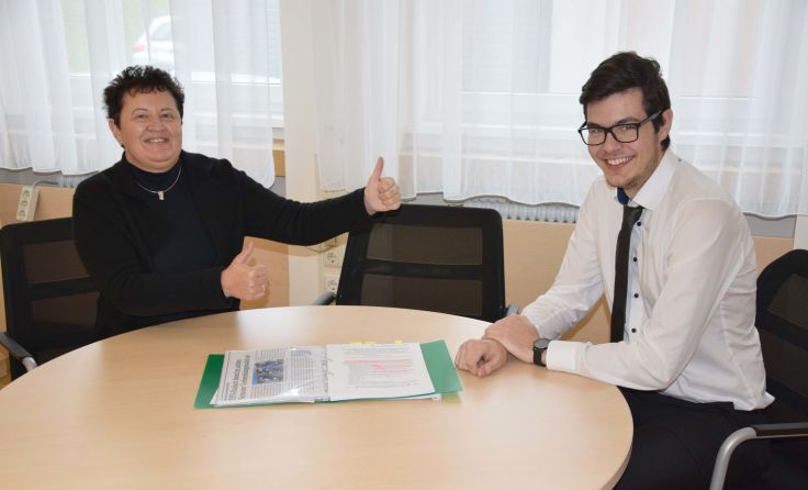 Direktorin Hildegard Prem mit Vorzeigeschüler Daniel Wipplinger. Foto: TFS Haslach