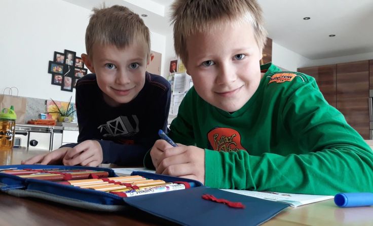 Zu Hause macht der Unterricht auch Spaß – zumindest die Kinder finden das. Foto: Hanner