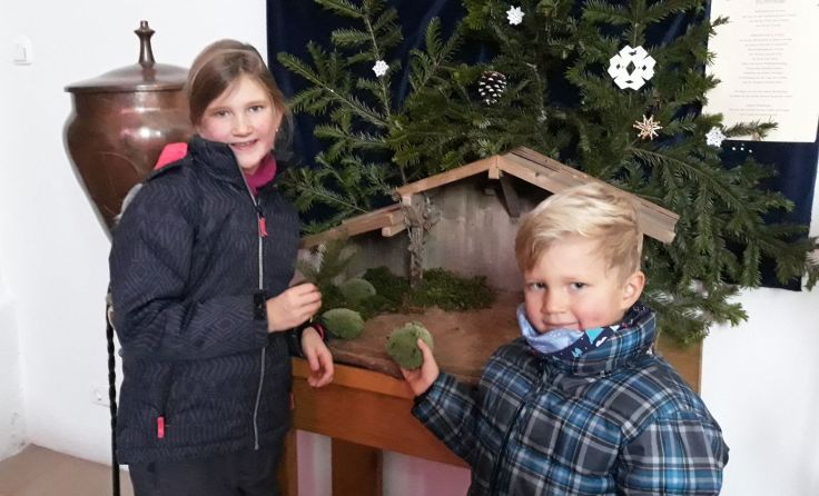 Sophie und Simon bringen schon erste Dekorationen an. Foto: Hanner