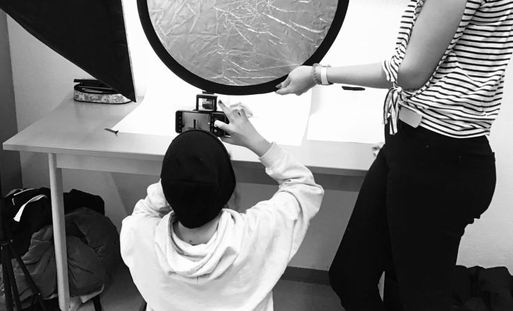 Lina Weidinger und Katharina Jung lernen, wie man Produkte fotografiert. Foto: PTS Aigen-Schlägl