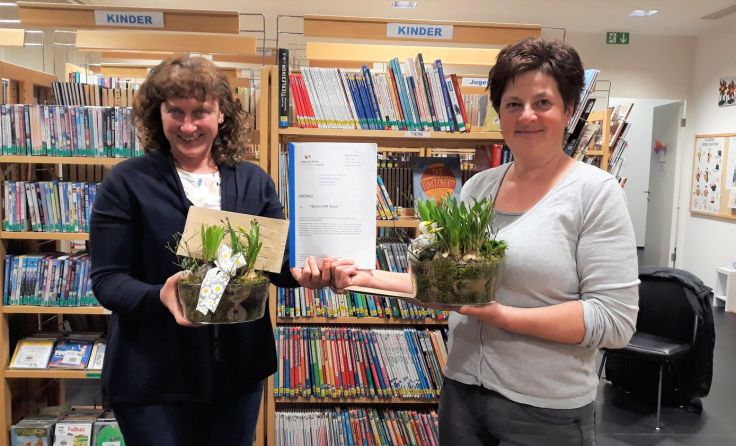 Michaela Prieschl (l.) und Gabi Feichtinger haben ihre Zertifikate in der Tasche. Foto: Hanner