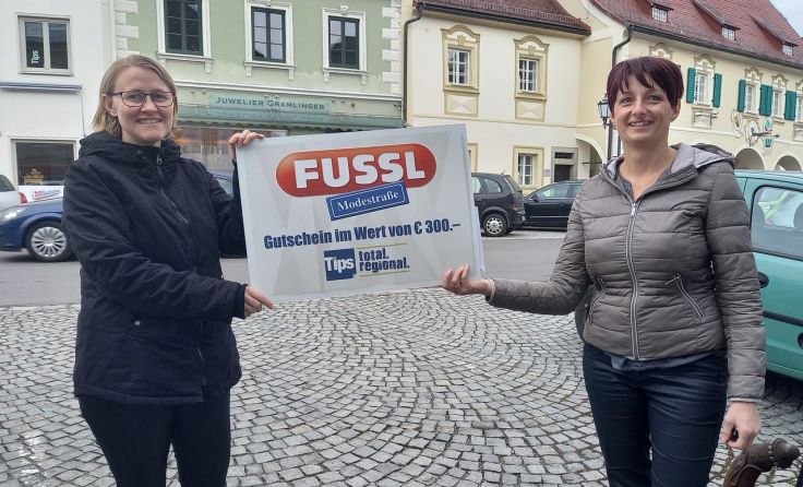 Tips-Redakteurin Petra Hanner (l.) übergab den Gewinn an Silvia Höretzeder. Foto: Demir