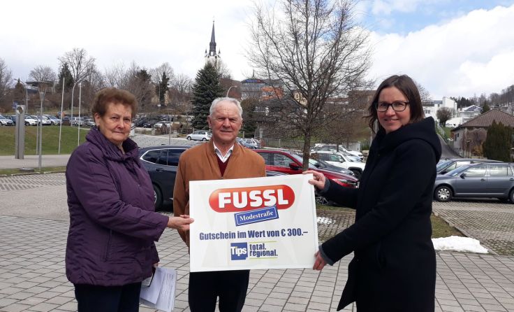 Die Gewinner Maria und Fritz Peinbauer mit Glücksengerl Martina Gahleitner (r.). Foto: Hanner