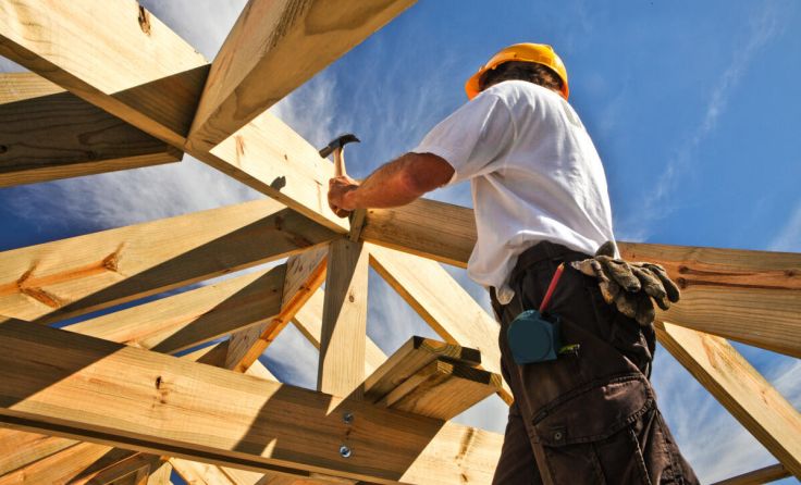 Längere Lieferzeiten für Bauholz sind aktuell einzukalkulieren. (Foto: sculpies/Shutterstock.com)