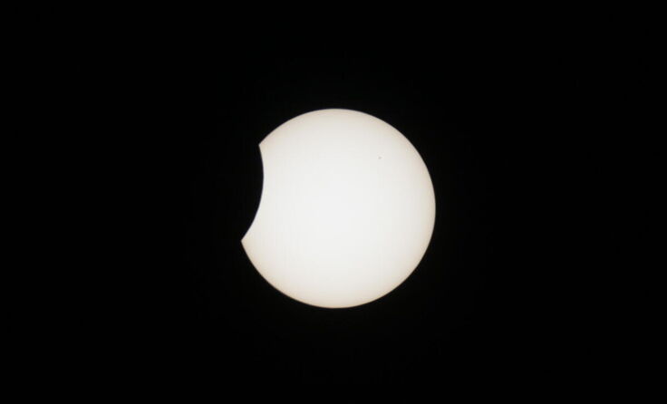 Nur wenig verdeckt wird diesmal die Sonne durch den Mond. (Foto: Siegi Ganser)