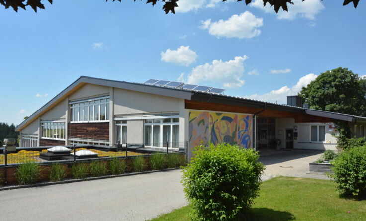 Die Volksschule von St. Johann trägt einen wichtigen Teil zum Ortsgeschehen bei. (Foto: Gemeinde)