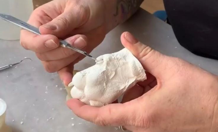 In mühevoller Handarbeit werden aus den Abdrücken kleine Kunstwerke. (Foto: Main Hund)