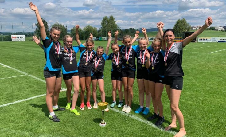 Stolz auf das Erreichte: die Mädels der U12 (Foto: Sportunion Arnreit)