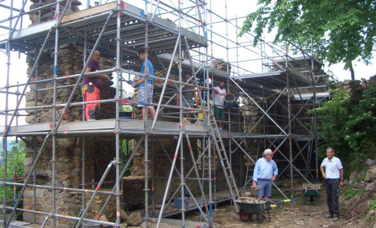 Professionisten und Freiwillige helfen bei der Sanierung zusammen. (Foto: Kulturverein Piberstein)