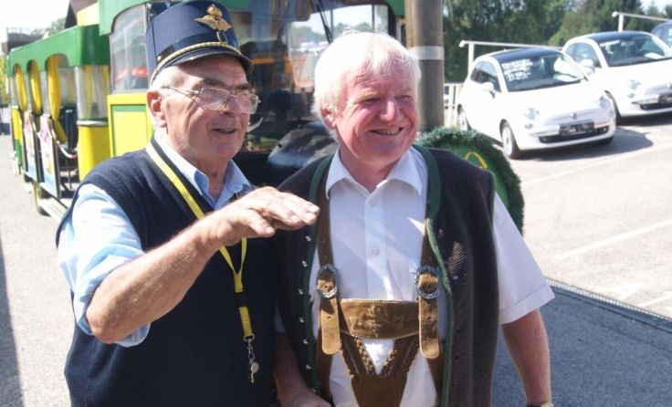 Josef Leibetseder (l.) faszinierte Groß und Klein mit seinem Bummelzug. (Foto: privat)
