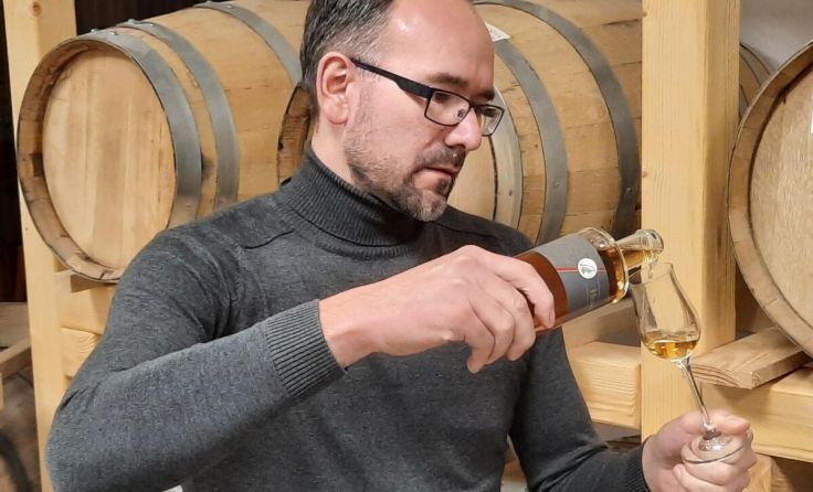 Helmut Gumpenberger hat ein besonderes Tröpfchen aus der Taufe gehoben. (Foto: Honky)