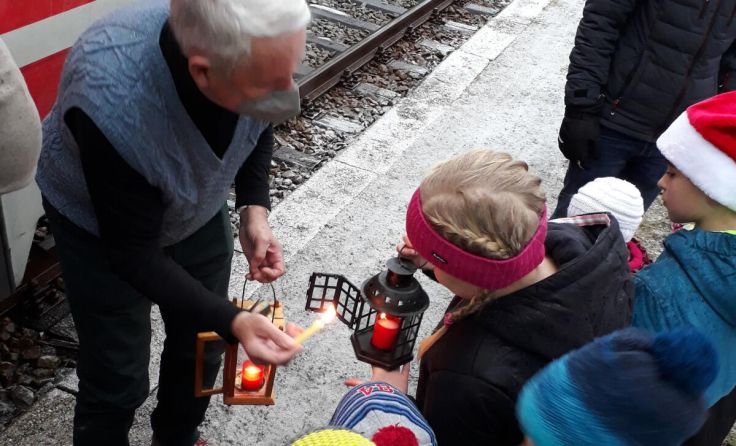 Groß war die Freude der Kinder über das Friedenslicht aus der Mühlkreisbahn. (Foto: privat)